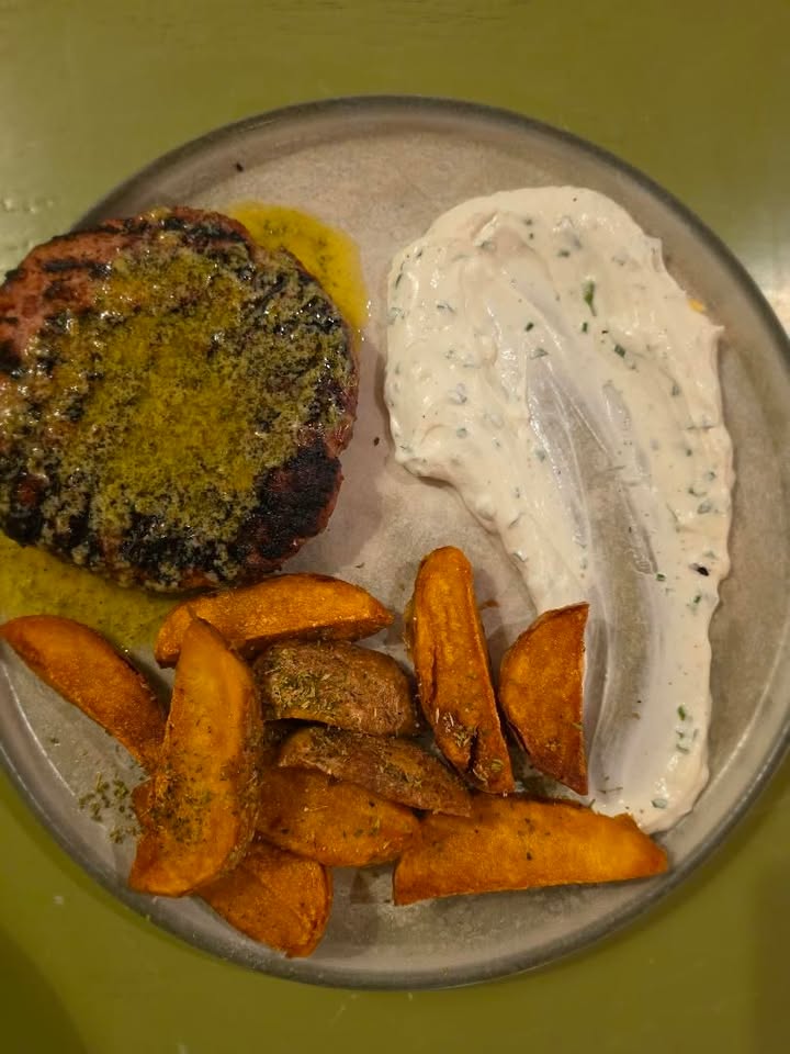Grilled ewe meat patty with hand-cut fries