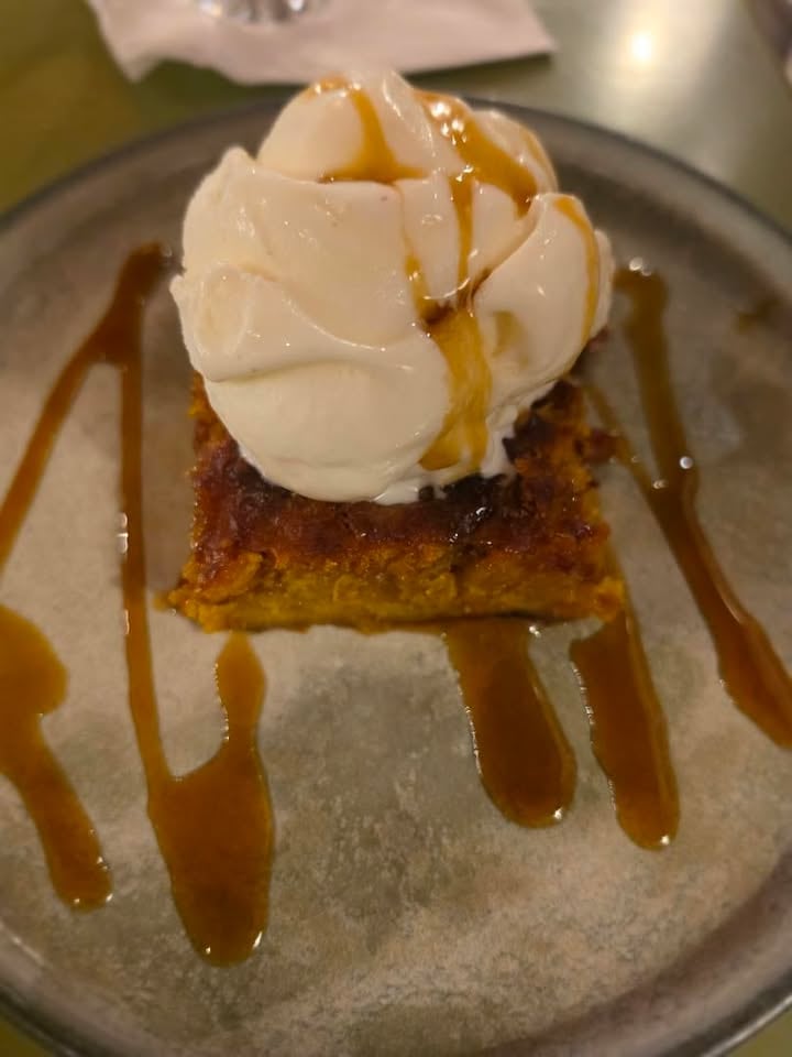 Σπιτικό γλυκό με παγωτό και καραμέλα — menu με νου