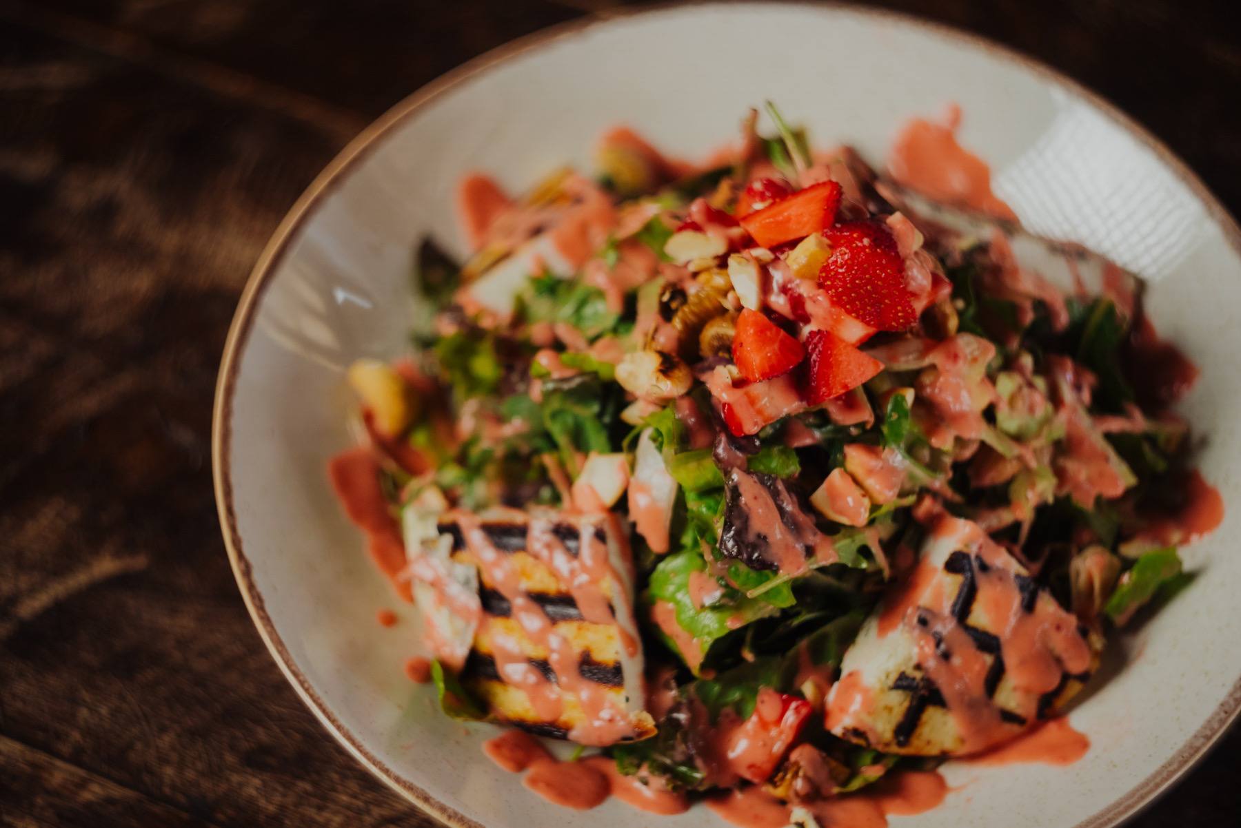 Halloumi salad with strawberries