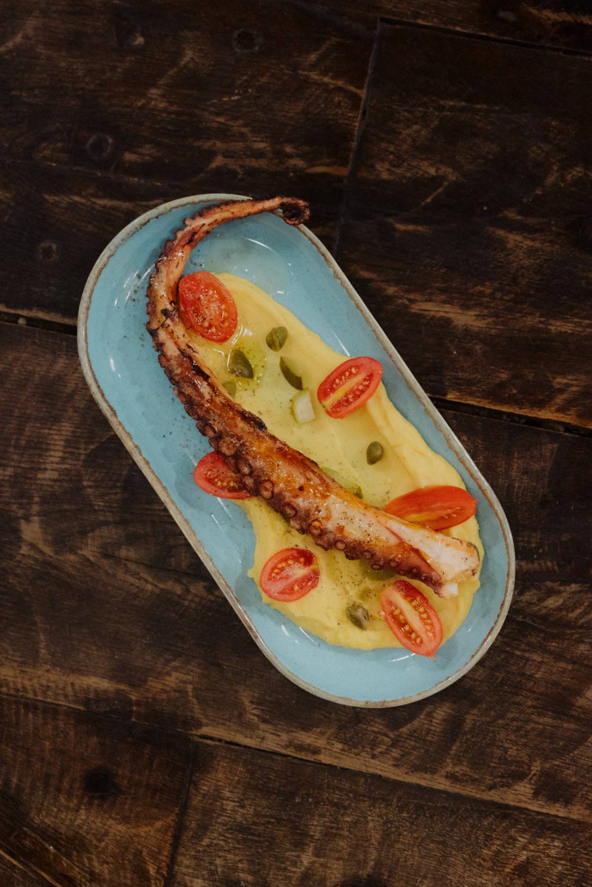 Grilled octopus with mashed potatoes